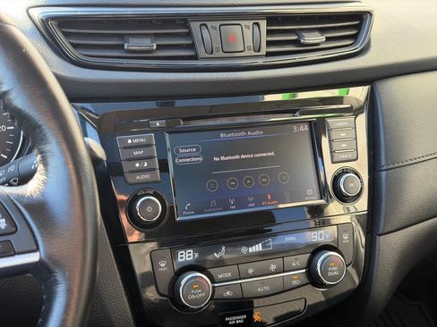 Used 2018 Nissan Rogue SV w/ Sun & Sound Touring Package image 11