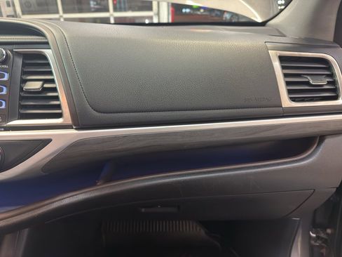 Used 2017 Toyota Highlander Limited image 23