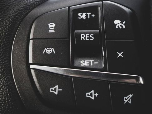 Used 2020 Ford Explorer XLT w/ Equipment Group 202A RWD image 11