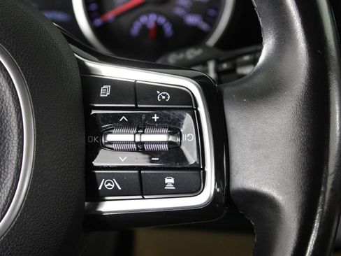 Used 2022 Kia Carnival EX FWD image 27