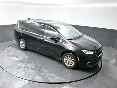 Used 2024 Chrysler Pacifica Touring-L image 17