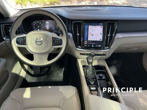 Used 2020 Volvo V60 T5 Cross Country image 17