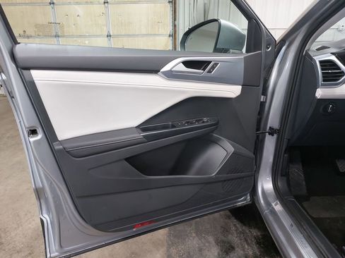 Used 2025 Volkswagen Taos SE AWD/4WD image 25