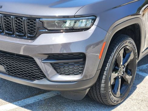 Used 2023 Jeep Grand Cherokee Altitude AWD/4WD image 10