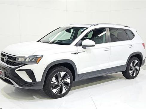 Used 2024 Volkswagen Taos SE AWD/4WD image 3
