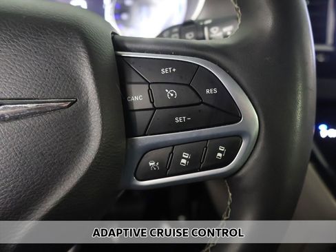 Used 2023 Chrysler Pacifica Touring-L FWD image 3