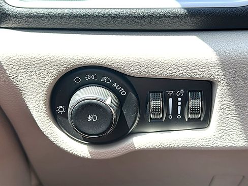 Used 2024 Chrysler Pacifica Touring-L FWD image 38