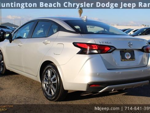 Used 2023 Nissan Versa SV image 3