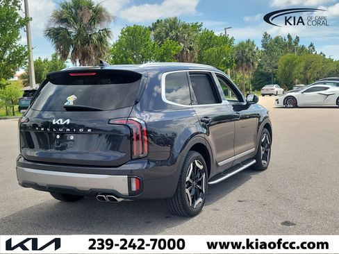 Certified 2025 Kia Telluride EX w/ EX Captain's Chair Package FWD image 6