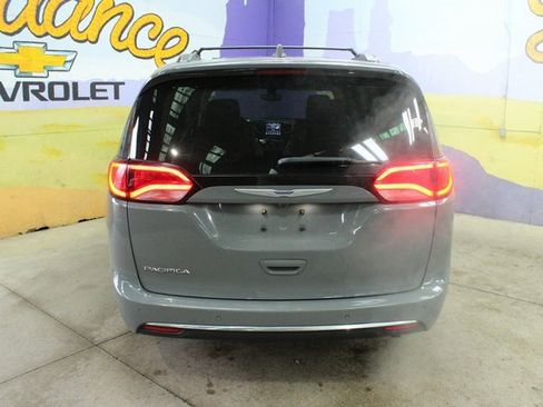 Used 2020 Chrysler Pacifica Touring-L image 7