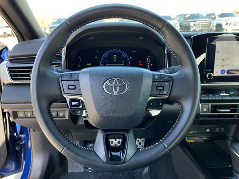 Used 2025 Toyota Camry SE FWD image 13