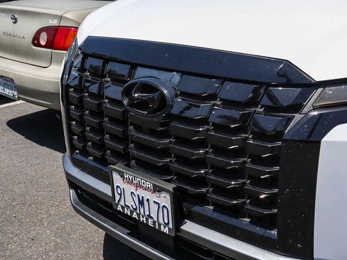 Used 2024 Hyundai Palisade SEL w/ Premium Package FWD image 3
