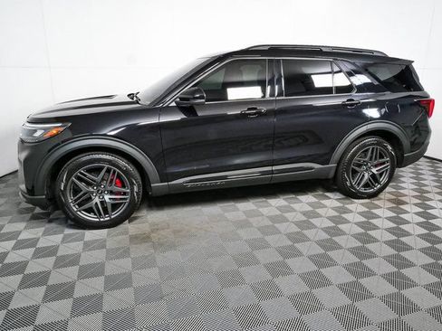 Used 2025 Ford Explorer ST AWD/4WD image 2
