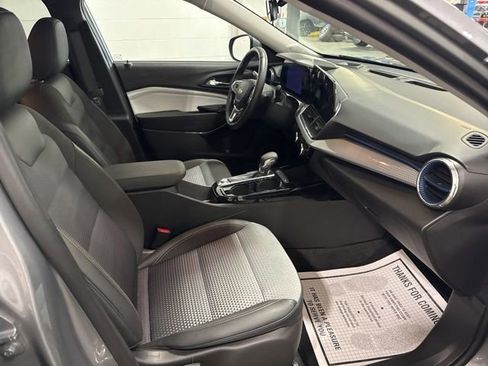 Used 2025 Chevrolet Trax LT w/ LT Convenience Package FWD image 24