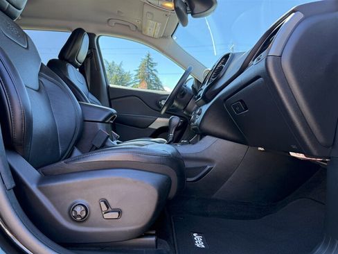 Used 2019 Jeep Cherokee Limited w/ Luxury Group AWD/4WD image 16