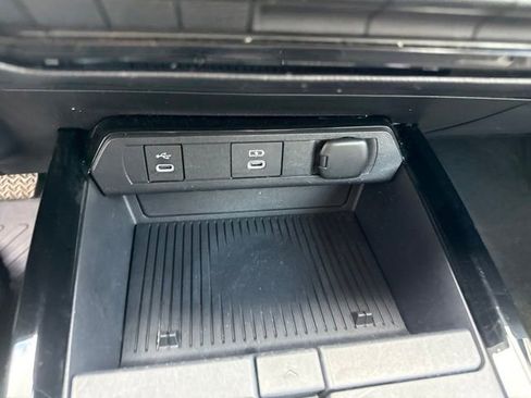 Used 2025 Toyota Prius LE FWD image 16