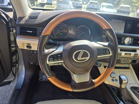 Used 2016 Lexus ES 300h w/ Navigation System Package FWD image 24