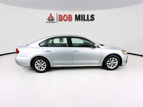 Used 2018 Volkswagen Passat 2.0T S image 8