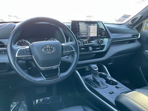 Used 2022 Toyota Highlander XSE image 17