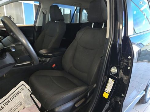 Used 2022 Toyota RAV4 LE image 11