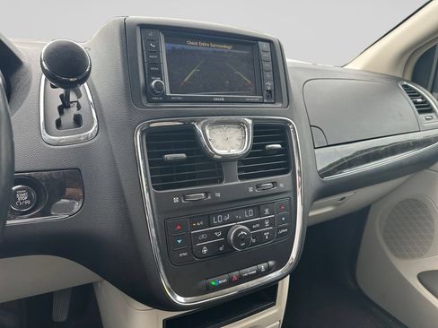 Used 2015 Chrysler Town & Country Touring w/ Driver Convenience Group FWD image 10