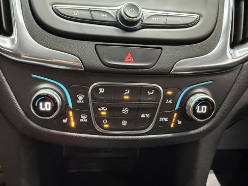 Used 2020 Chevrolet Equinox LT w/ Driver Convenience Package AWD/4WD image 16