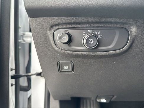 Used 2024 GMC Terrain SLE image 32