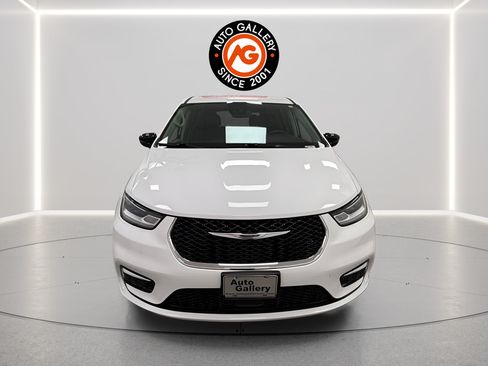 Used 2024 Chrysler Pacifica Touring-L FWD image 8