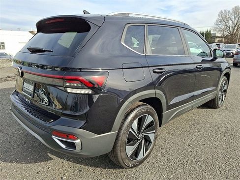 New 2026 Volkswagen Taos SE image 4