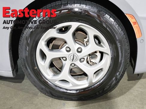 Used 2022 Chrysler Pacifica Limited FWD image 32