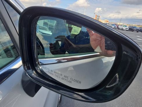 Used 2024 Chrysler Pacifica Touring-L image 16