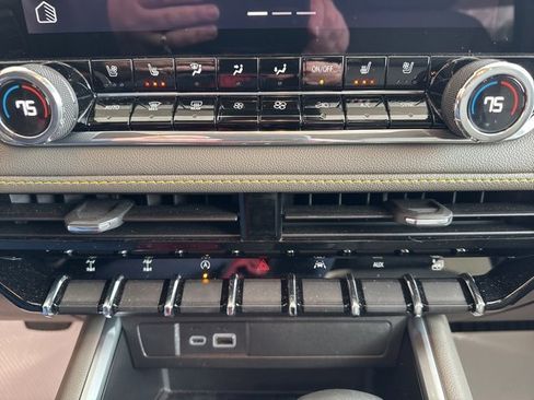 Used 2024 Chevrolet Colorado ZR2 w/ ZR2 Convenience Package III image 25