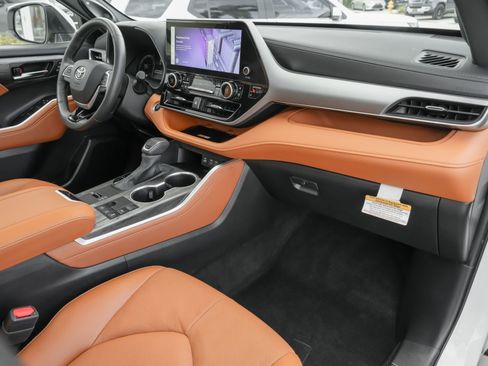Used 2024 Toyota Highlander Platinum FWD image 39