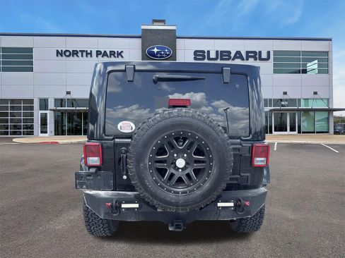 Used 2015 Jeep Wrangler Unlimited Rubicon w/ Connectivity Group AWD/4WD image 4