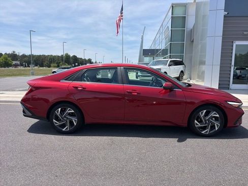 Used 2024 Hyundai Elantra Limited FWD image 3