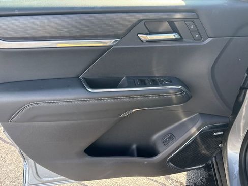 Used 2025 GMC Acadia Elevation image 12