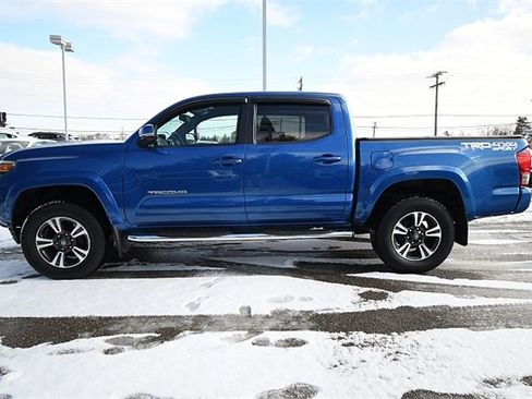 Used 2017 Toyota Tacoma TRD Sport image 4