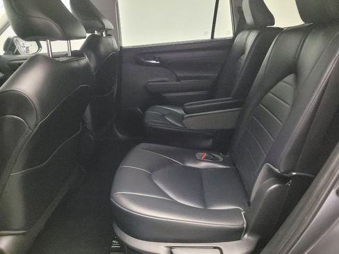 Used 2020 Toyota Highlander XLE FWD image 18