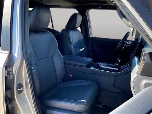 Used 2025 Lexus GX 550 AWD/4WD image 9