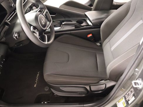 Used 2025 Hyundai Elantra SE FWD image 10
