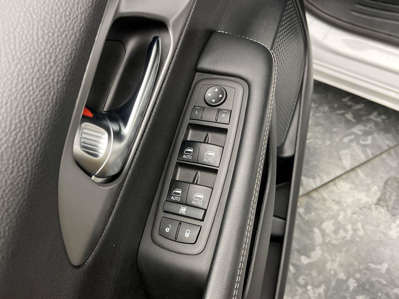 Used 2025 Chrysler Pacifica Select FWD image 7