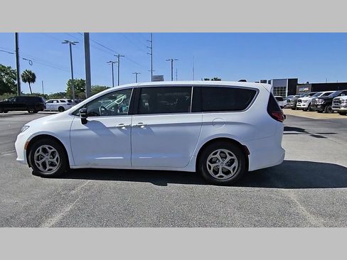 Used 2024 Chrysler Pacifica Limited FWD image 29