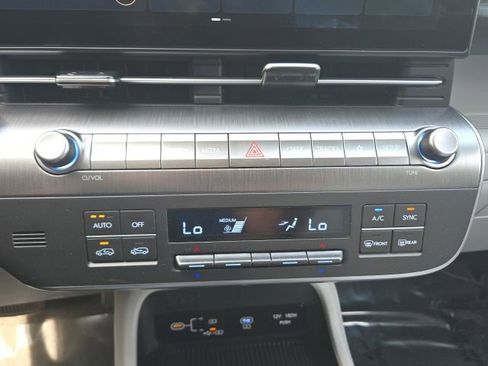 Used 2025 Hyundai Kona SEL AWD/4WD image 25