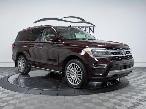 Used 2024 Ford Expedition Limited AWD/4WD image 3