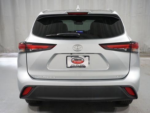 Certified 2024 Toyota Highlander XLE FWD image 7
