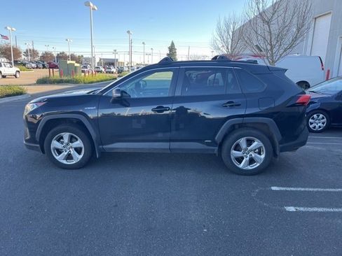Used 2021 Toyota RAV4 XLE Premium image 8