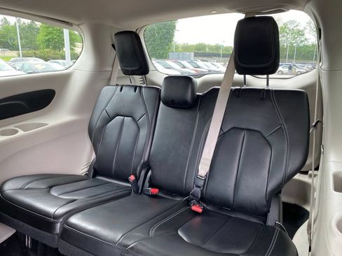 Used 2023 Chrysler Pacifica Touring-L FWD image 27