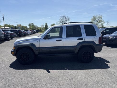 Used 2005 Jeep Liberty Renegade AWD/4WD image 3