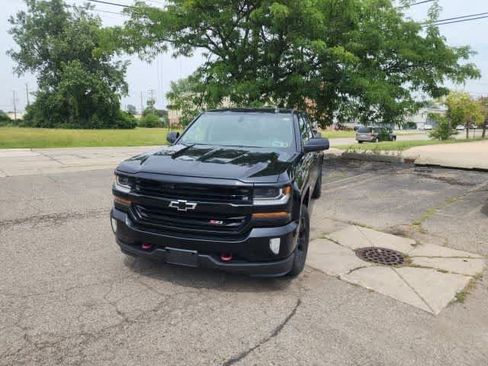 Used 2017 Chevrolet Silverado 1500 LT w/ Midnight Edition AWD/4WD image 3