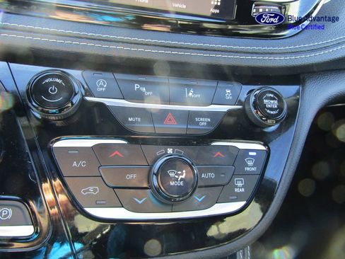 Used 2025 Chrysler Pacifica Limited FWD image 38